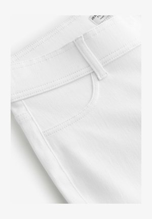 Fehér denim nadrág sima textúrával, elülső zsebbel, varrott varrásokkal és gombos derékpánttal.