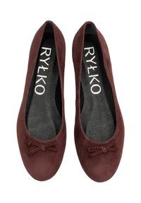 Ballerines en suède bourgogne avec un bout arrondi, des accents de nœud décoratifs et une semelle intérieure noire texturée. Nom de la marque RYŁKO visible à l'intérieur.