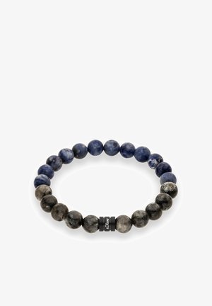 Armband met kralen van ronde blauwe en zwarte stenen, met een centraal zwart metalen accent met merknaam, een gladde textuur en uniforme vorm.