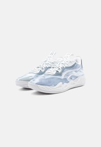 Baskets de sport bleu clair avec un dessus texturé, des accents blancs et une semelle blanche épaisse arborant des motifs de design distincts et des lacets.