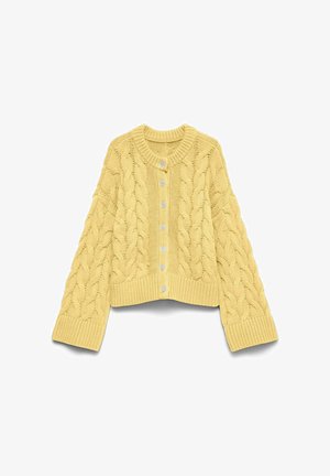 Cardigan boutonné en maille torsadée jaune avec manches longues et poignets et ourlet côtelés, posé à plat sur fond blanc.