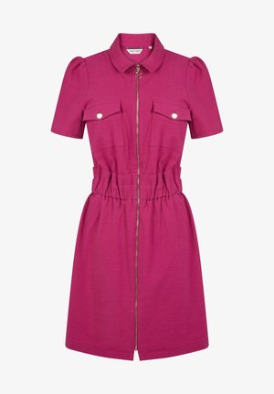 Vestito fucsia a maniche corte con collo, cerniera frontale, due tasche sul petto e vita arricciata per una vestibilità su misura.