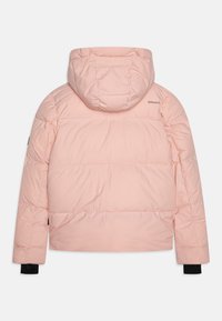 Helle rosa Pufferjacke mit Kapuze, mit einem gesteppten Design, elastischen schwarzen Bündchen und einem kleinen Logo auf dem oberen Rücken.