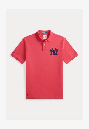 Κόκκινο polo Ralph Lauren με ναυτικό μπλε λογότυπο New York Yankees στο αριστερό στήθος και μαύρο κεντητό λογότυπο αλόγου κοντά στο τελείωμα.