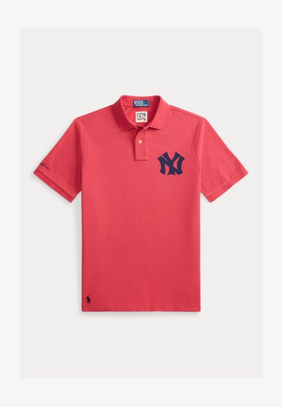 Polo rouge Ralph Lauren avec logo New York Yankees bleu marine sur la poitrine gauche et logo cheval noir brodé près de l'ourlet.