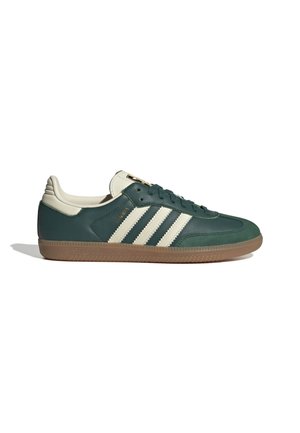 Dunkelgrüner Adidas Samba Sneaker mit weißen Streifen, cremefarbenem Fersen- und Zungenbereich und Gummisohle, von der Außenseite gezeigt.