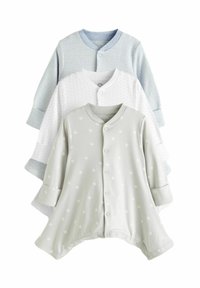 Tre långärmade babyoutfits: en ljusblårandig, en vit med prickar och en ljusgrå med stjärnmönster; alla knäppta fram.