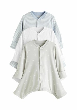 Trois vêtements pour bébé à manches longues : un rayé bleu clair, un blanc à pois et un gris pâle avec un motif d'étoiles ; tous à boutons sur le devant.