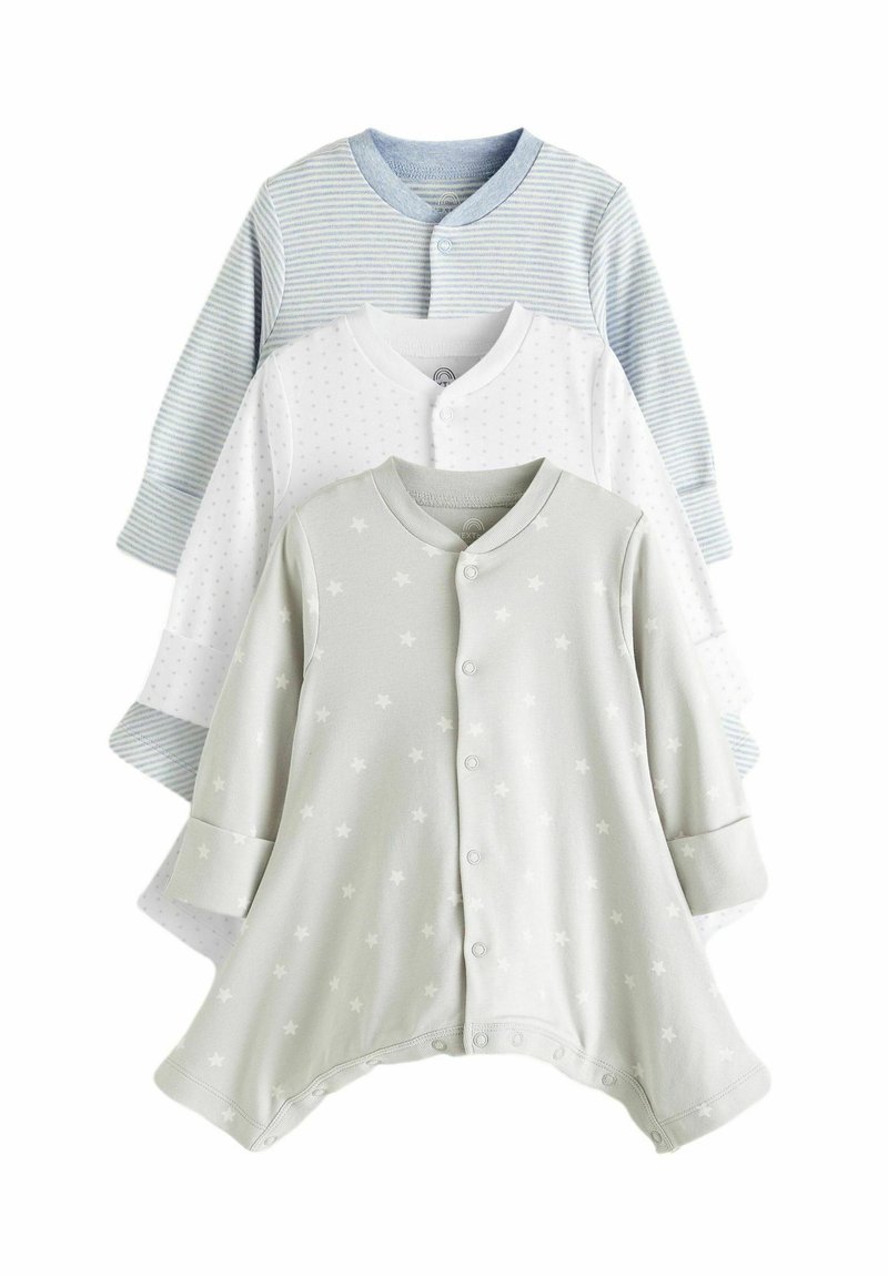Tre långärmade babyoutfits: en ljusblårandig, en vit med prickar och en ljusgrå med stjärnmönster; alla knäppta fram.
