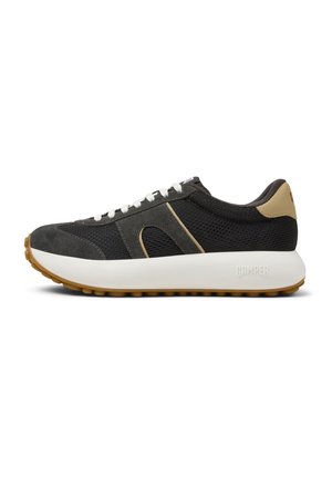 Schwarze Mesh-Sneaker mit grauen Wildlederakzenten, weißen Schnürsenkeln, gepolstertem Kragen und beigeem Fersenbereich. Verfügt über eine weiße Zwischensohle und eine Gummisohle.