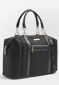 Sac de sport noir texturé avec fermeture éclair et anneaux en or, deux poignées, une bandoulière réglable et une poche zippée à l'avant.