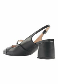 Sandal din piele neagră, cu vârful rotunjit, având un toc de înălțime medie și detalii decupate pe partea superioară, textură netedă.