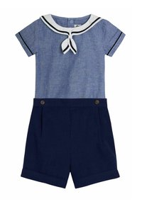Modrá chambray blúzka s bielym námořníckym golierom, námornícke šortky s vykrojenými manžetami, detailom gombíkov a kontrastným čiernym lemom na golieri a rukávoch.