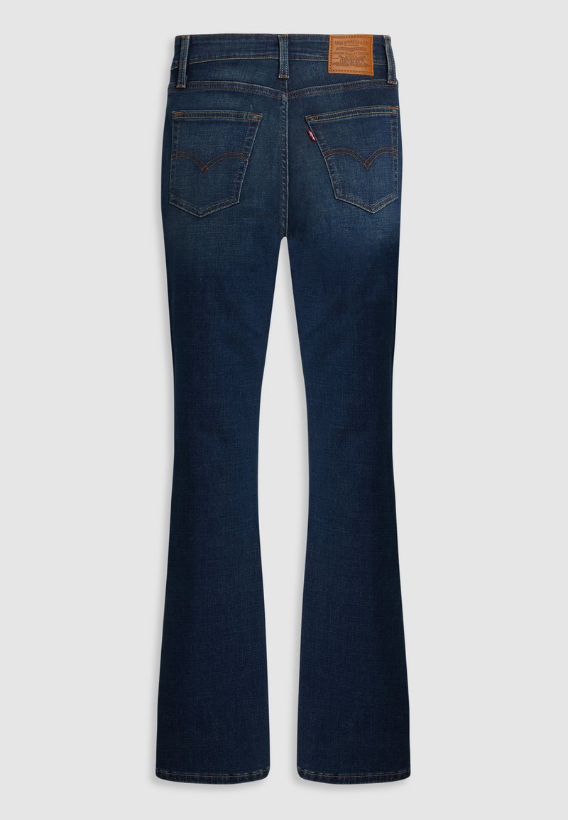 Dunkelblaue Schlagjeans mit glatter Textur. Sie verfügen über zwei Gesäßtaschen und ein Lederlogo-Patch am Bund. Klassisches Denim-Design.