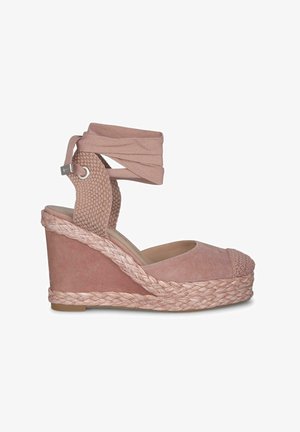 Sandalo a zeppa in suede rosa chiaro con un cinturino intessuto alla caviglia. Presenta una zeppa in rafia intrecciata e un dettaglio testurizzato sulla punta. Fodera interna liscia.