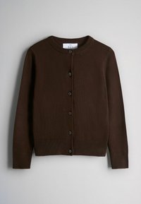 Cardigan boutonné en tricot marron foncé avec manches longues et col rond sur un fond gris clair.