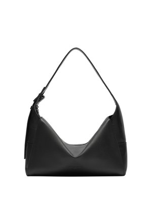 Sac à bandoulière en cuir noir avec sangle large et plis triangulaires sur le devant, design minimaliste sur fond blanc.