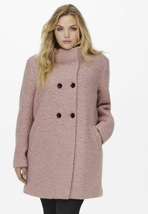 Manteau en mélange de laine rose avec un col haut, une fermeture double boutonnage à l'avant, des boutons noirs et un tissu texturé. Poches latérales incluses.