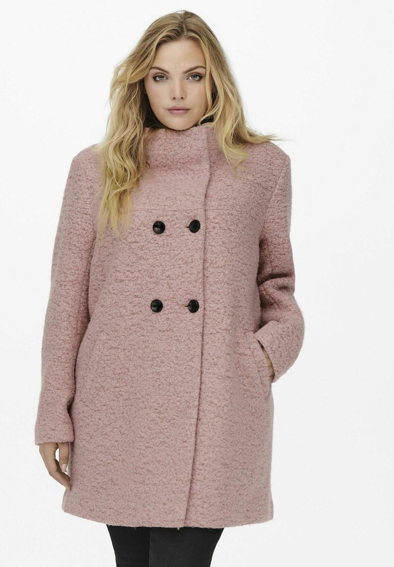 Manteau en mélange de laine rose avec un col haut, une fermeture double boutonnage à l'avant, des boutons noirs et un tissu texturé. Poches latérales incluses.