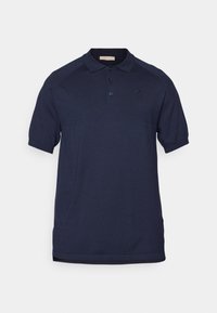 Marineblå polo skjorte med korte ermer, laget av strikket stoff, har en treknappslukking og en subtil logo på brystet.