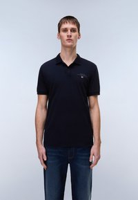 Marineblå short-sleeve polo lavet af bomuld med en struktureret krave, to-knaps lukning og et lille broderet logo på brystet.