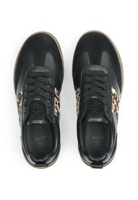 Czarne skórzane sneakersy z akcentami w panterkę, teksturowane zamszowe panele, okrągłe sznurowadła i brązowa gumowa podeszwa.