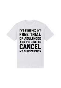 Hvid bomulds t-shirt med fed sort tekst, der står: "JEG HAR AFSLUTTET MIT GRATIS PRØVEPERIODE SOM VOKSEN, OG JEG VIL GERNE ANNULLERE MIT ABONNEMENT."