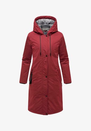 Rød, midtlang frakk med hette, grå quiltet fôr, frontlukking med knapper og to sidelommer. Har snorjustering ved halsen.