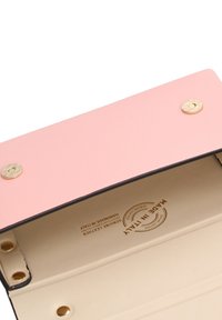 Portafoglio in pelle con una morbida superficie rosa. Presenta una chiusura a scatto dorata e un interno impresso con il marchio "Made in Italy".