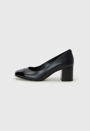 Décolleté in pelle nera con punta lucida nera e tacco chunky. Textura liscia e design arrotondato con un'apertura discreta sul davanti.