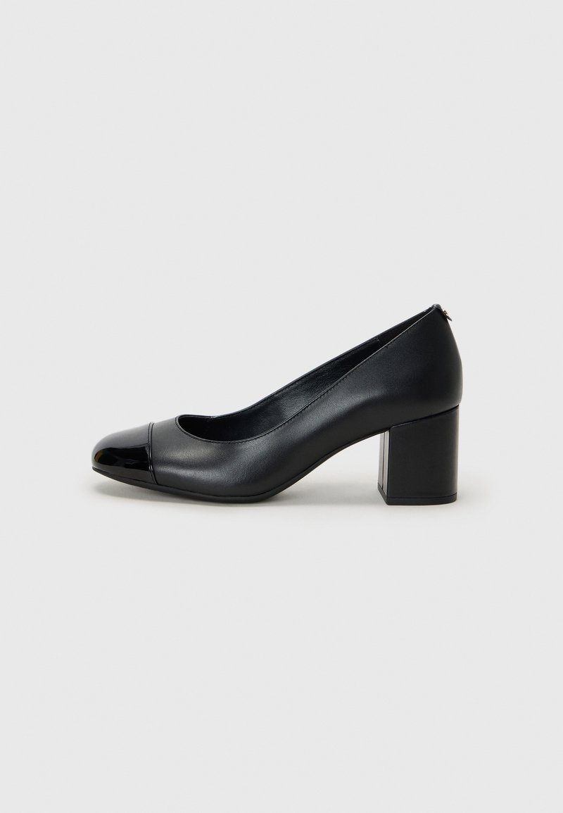 Décolleté in pelle nera con punta lucida nera e tacco chunky. Textura liscia e design arrotondato con un'apertura discreta sul davanti.
