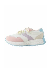 Sportliche Sneakers in Weiß, Pink, Flieder und Blau. Weiche Obermaterialien mit strukturiertem Finish, gepolstertem Kragen und gefleckter Sohle.
