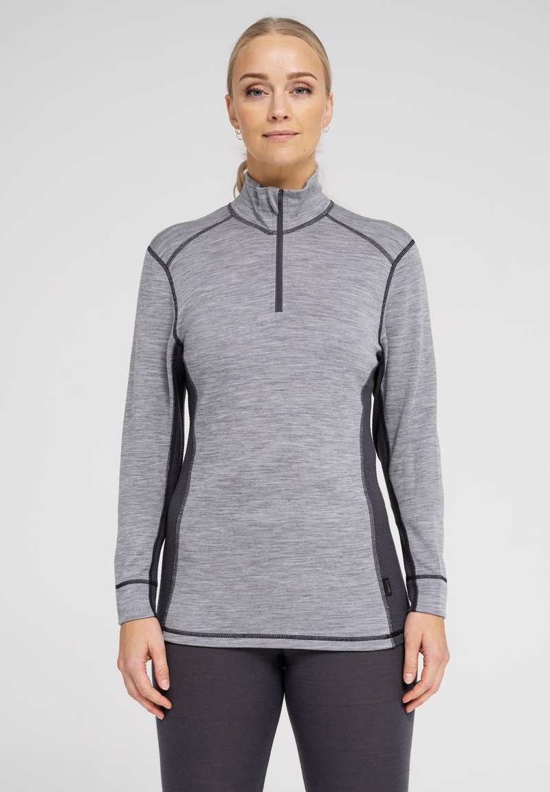 Langærmet grå lynlåsjakke med høj krave, der har mørkere sidelapper, sømløs konstruktion og kontrasterende syninger.