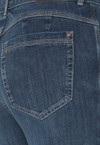 Marks & Spencer Calças de ganga à boca de sino - blue denim