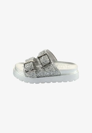 Glitterige zilveren slide-sandalen met twee verstelbare gespsluitingen, een glad metalen voetbed en een dikkere, gestructureerde witte outsole.