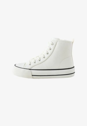 Biały, wysokiej cholewce, tenisówka z płótna z gumowym noskiem, zaokrąglonymi sznurówkami i czarnym paskiem wzdłuż podeszwy. Cholewka z fakturowanego materiału i pętelka na pięcie.