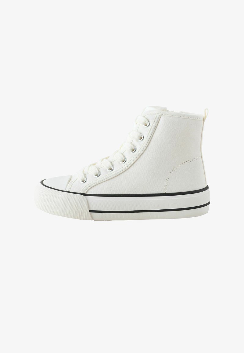 Baskets montantes en toile blanche avec embout en caoutchouc, lacets arrondis et une bande noire le long de la semelle. Tige en tissu texturé et talon avec boucle.