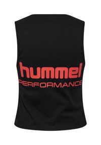 Zwarte mouwloze sporttop met opvallende rode "hummel PERFORMANCE" tekst op de rug. Gemaakt van een gladde, lichte stof.