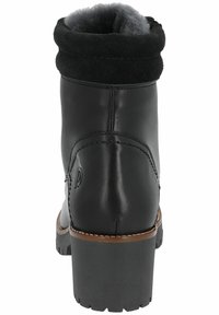 Botín de piel negra hasta el tobillo con puntera redondeada, cuello de ante y forro de piel gris. Presenta un tacón grueso y suela de goma con patrón.