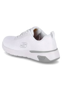 Scarpa sportiva bianca con tomaia in pelle liscia, dettagli grigi, suola testurizzata e linguetta. Presenta lacci e un design del tallone imbottito.