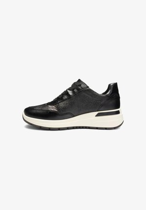 Schwarze Ledersneaker mit strukturiertem Obermaterial, Schnürung vorne, gepolstertem Schaft und dicker weißer Sohle mit schwarzem Akzent an der Ferse.