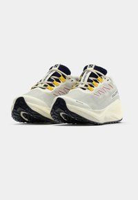 Keve trail running ketsijad valge värviga, millel on kollased aksendid. Võrkpea, kummist tallad, ümmargune varvas ja silmapaistev tread haardeks.