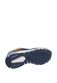 Scarpa da atletica con tomaia blu navy, accentuata da un dettaglio marrone, suola in gomma, pattern testurizzati e logo del marchio visibile di lato.
