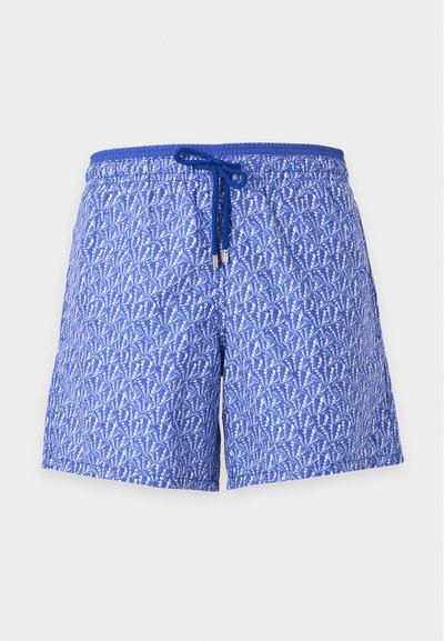Short de bain bleu à motifs avec cordon bleu foncé et taille élastique, présenté sur un fond uni clair.