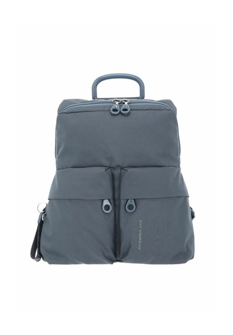 Sac à dos en textile gris de forme carrée, avec deux poches zippées à l'avant, une poignée supérieure et des doubles zips sur le compartiment principal.