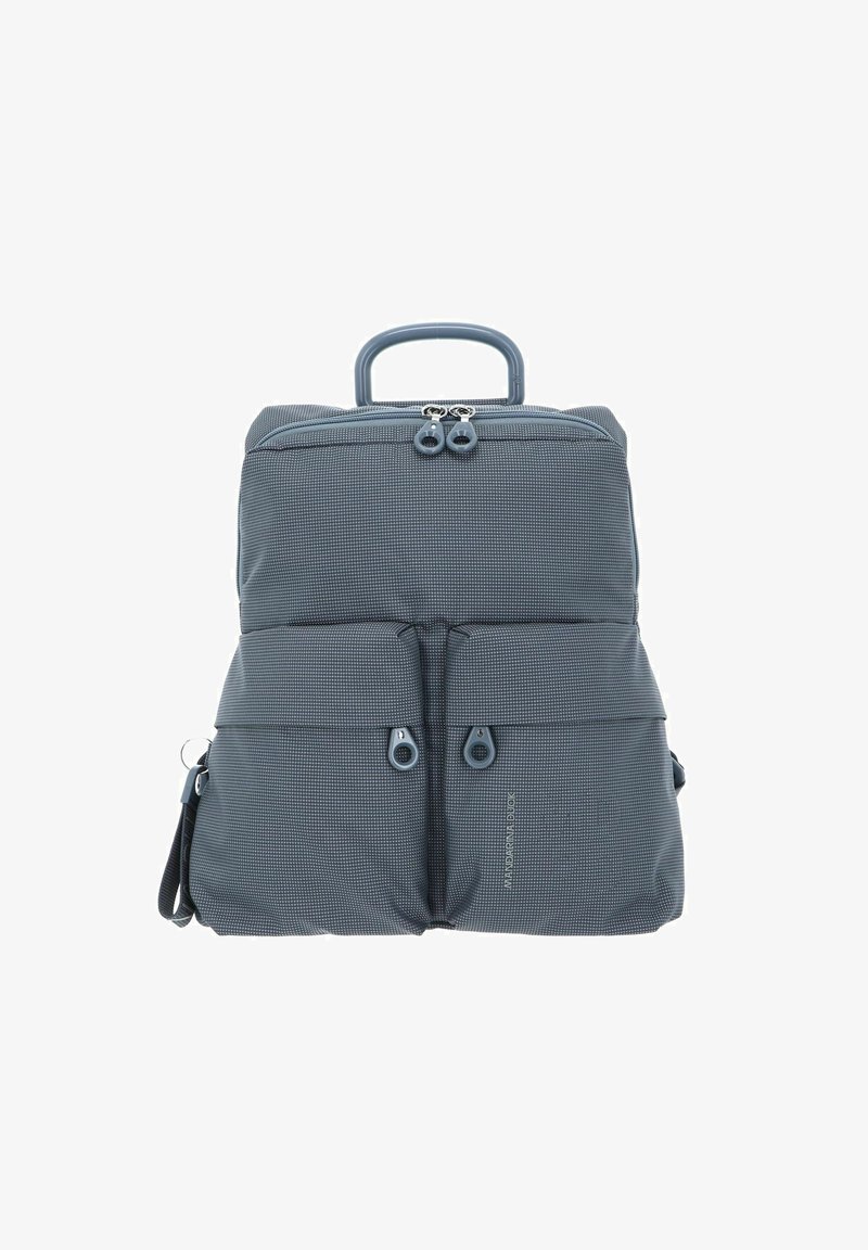 Sac à dos en textile gris de forme carrée, avec deux poches zippées à l'avant, une poignée supérieure et des doubles zips sur le compartiment principal.