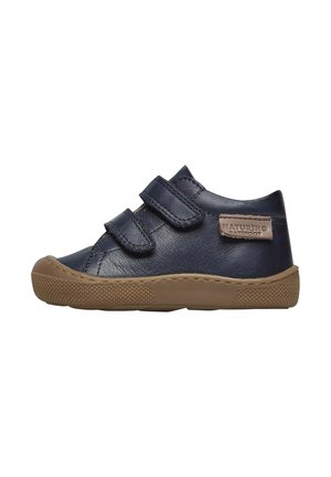 Chaussures en cuir bleu marine avec deux bandes velcro, semelles en caoutchouc et un accent beige près du talon. Semelle avec un relief texturé pour une meilleure adhérence.