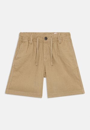 Beige knielange shorts met elastische tailleband, voorste knoop, trekkoord, riemlussen en zijzakken, plat neergelegd op een witte achtergrond.