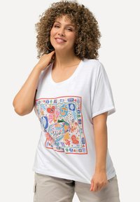 Camiseta de manga corta blanca con un gráfico colorido de motivos marinos y texto en un diseño cuadrado. Textura suave, ajuste relajado.