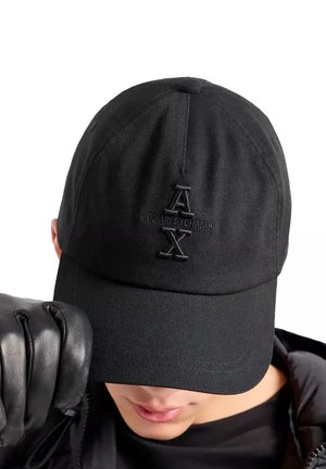 Casquette de baseball noire en coton avec un logo "AX" brodé sur le devant, dotée d'un bord incurvé et d'une couronne structurée.